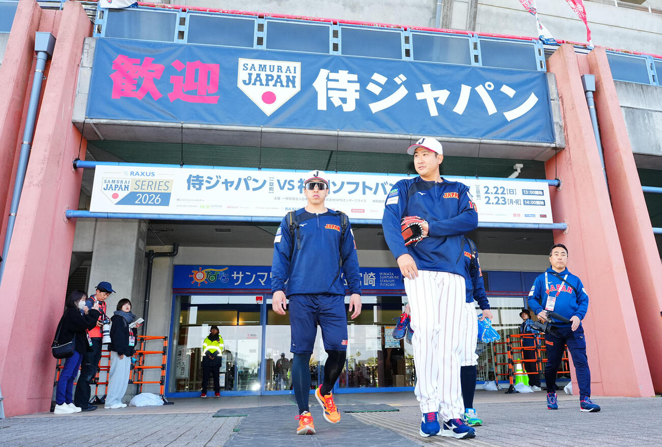 侍ジャパン宮崎合宿　球場内を移動する菅野（右）（撮影・垰建太）