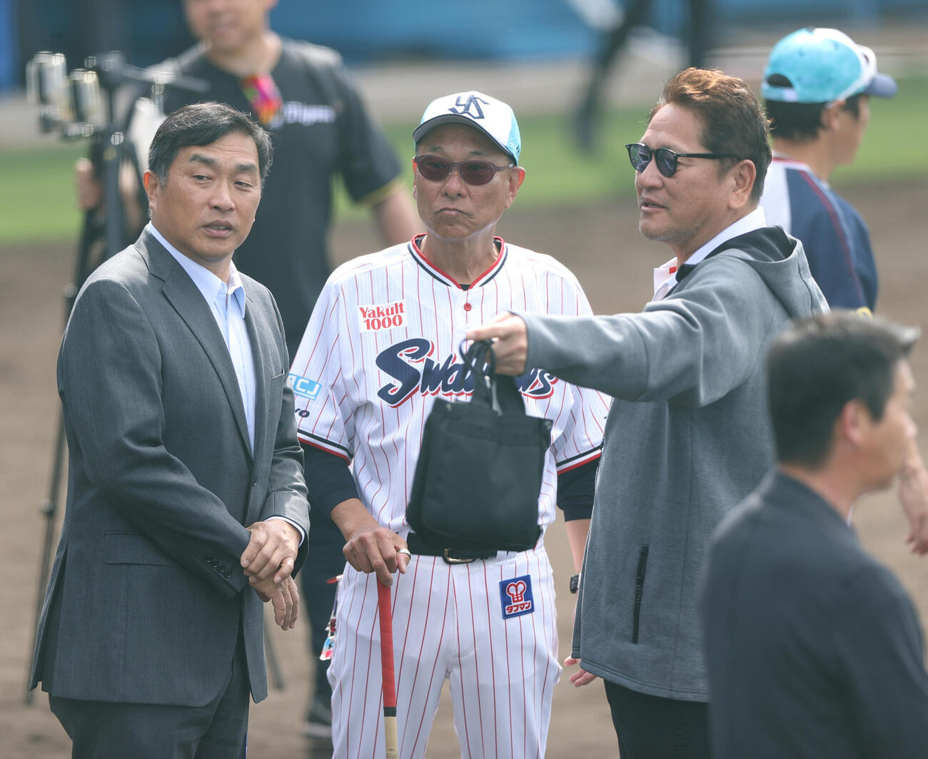 オープン戦　ヤクルト対阪神　試合前、ヤクルト池山監督（中央）と話す山本氏（左）と佐々木氏（撮影・上山淳一）