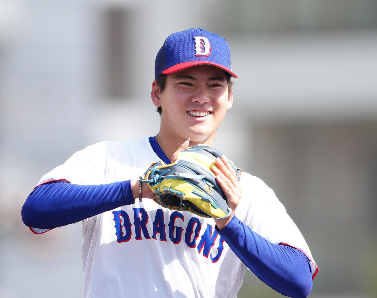 練習中、笑顔を見せる中日金丸（撮影・足立雅史）