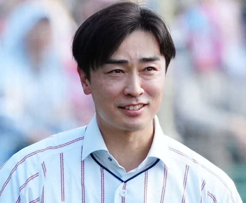 日本対ソフトバンク　始球式を務める和田氏（撮影・垰建太）