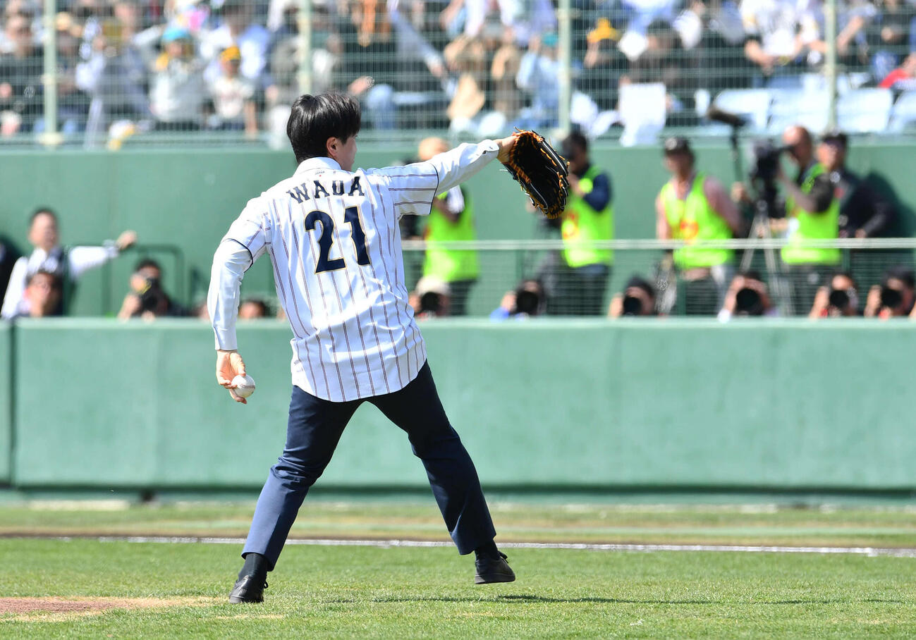 日本対ソフトバンク　試合前、始球式を行う和田毅氏（撮影・岩下翔太）