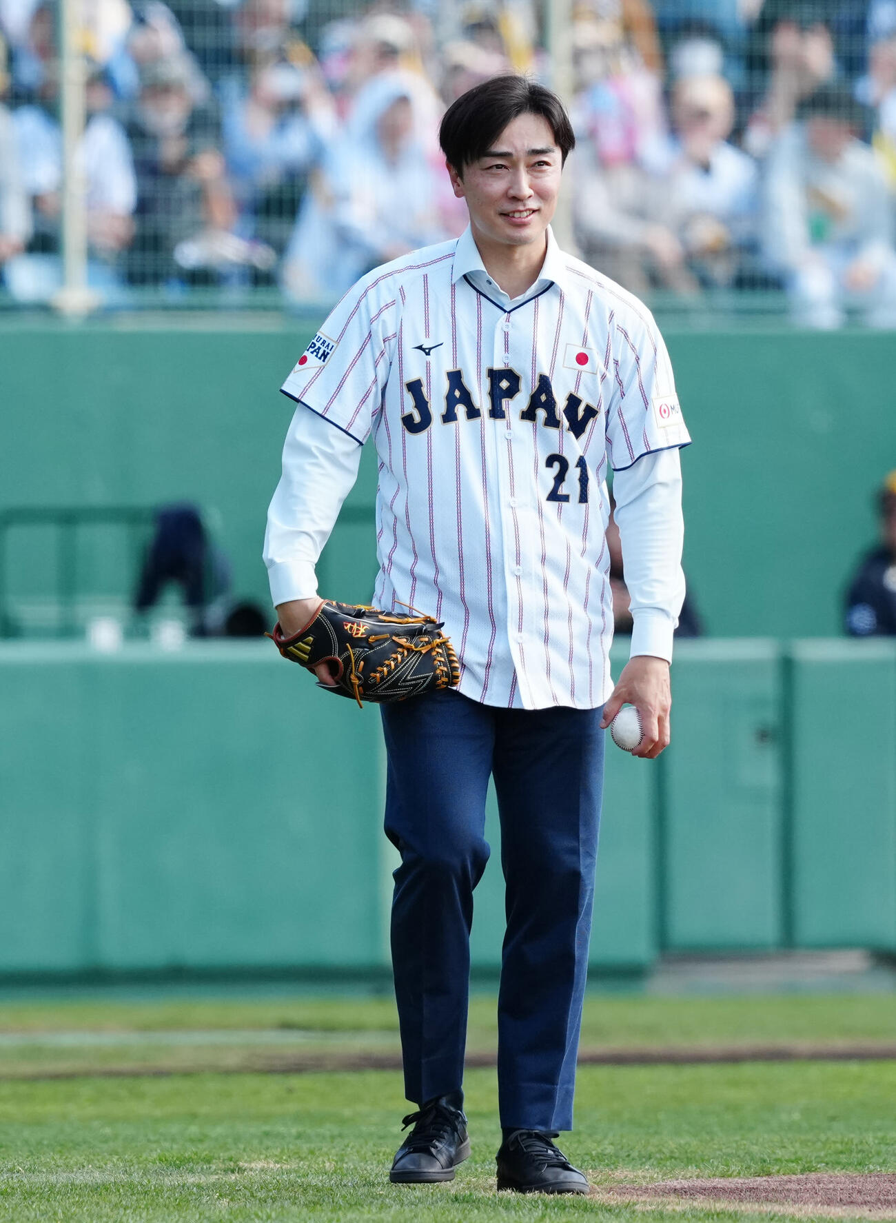 日本対ソフトバンク　始球式を務める和田氏（撮影・垰建太）