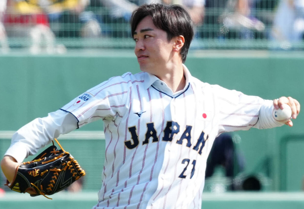 日本対ソフトバンク　始球式を務める和田氏（撮影・垰建太）