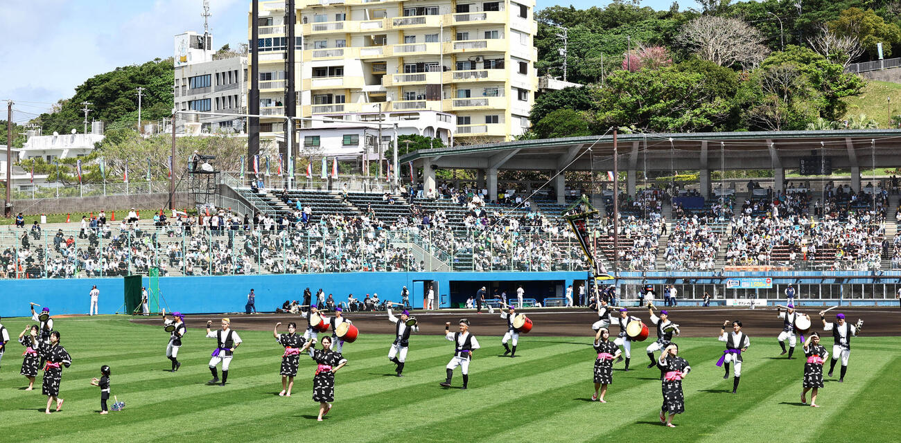 ヤクルト対阪神　試合前に「浦西青年会」がエイサーを披露した（撮影・上田博志）