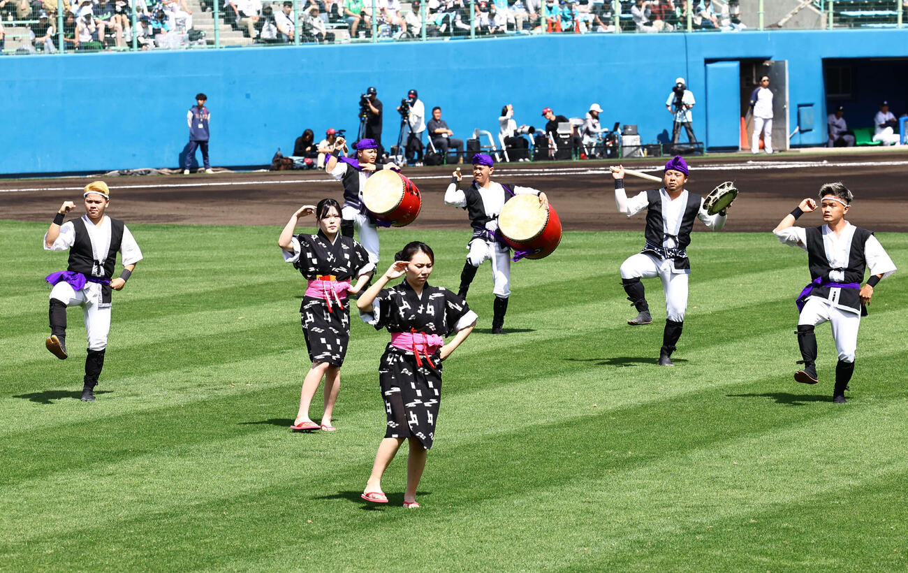 ヤクルト対阪神　試合前に「浦西青年会」のエイサーが披露された（撮影・上田博志）
