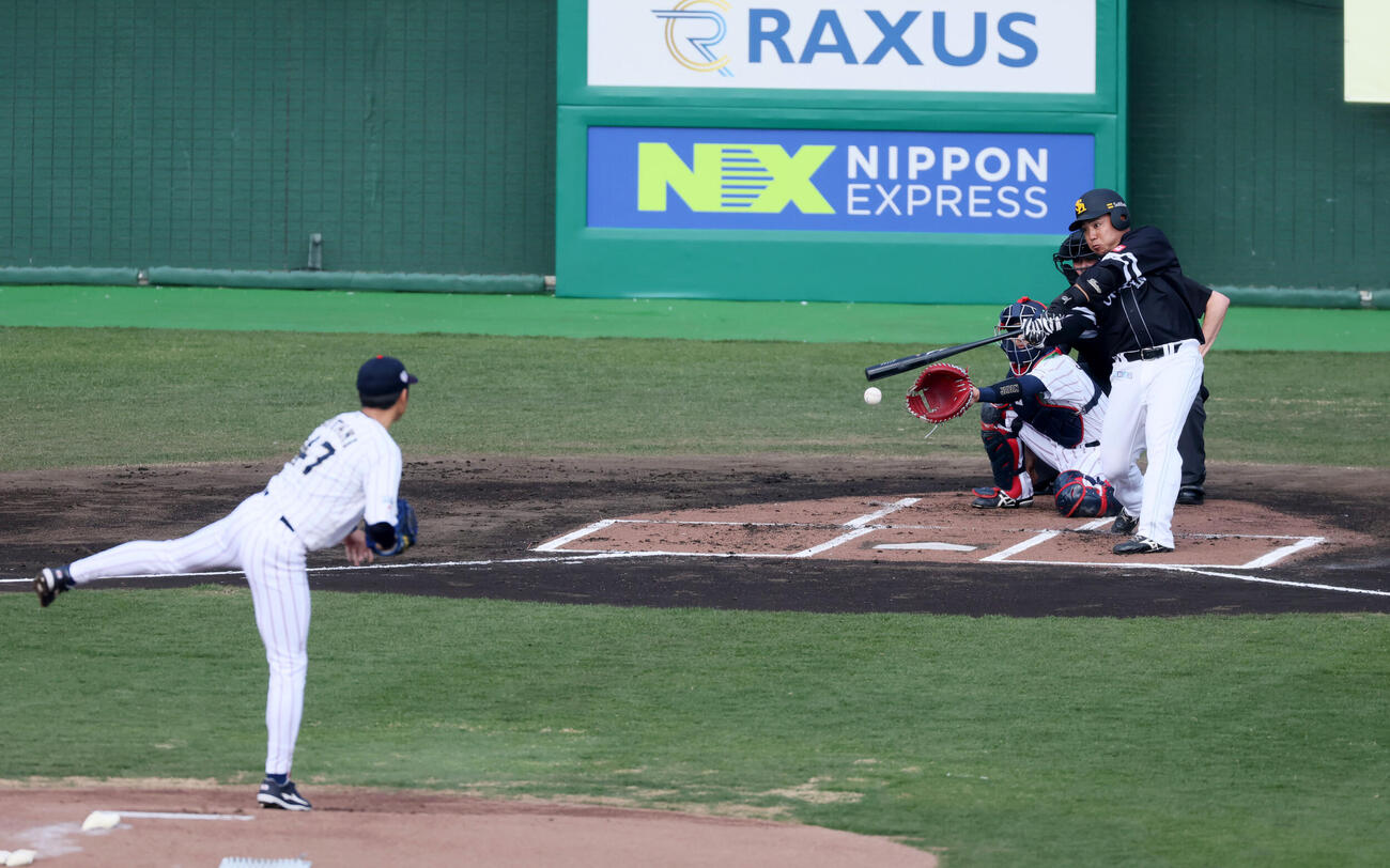 日本対ソフトバンク　1回表ソフトバンク2死一、三塁、山川は中前適時打を放つ。投手曽谷（撮影・加藤哉）