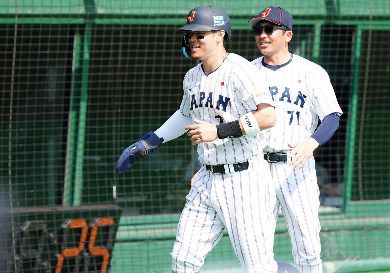 日本対ソフトバンク　1回裏日本1死二、三塁、源田の適時打で生還し笑顔を見せる佐藤（左）（撮影・垰建太）