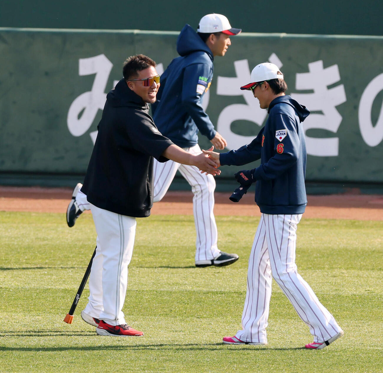 日本対ソフトバンク　侍ジャパン源田（右）と握手するソフトバンク山川（撮影・加藤哉）