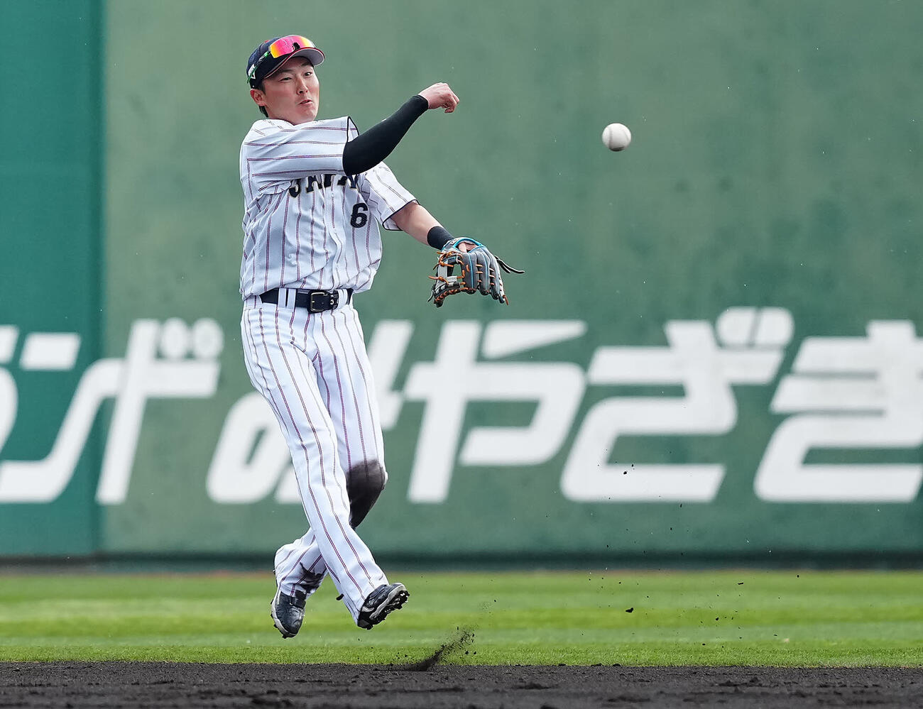 日本対ソフトバンク　3回表ソフトバンク1死一塁、山川の遊ゴロから併殺をとる源田（撮影・垰建太）
