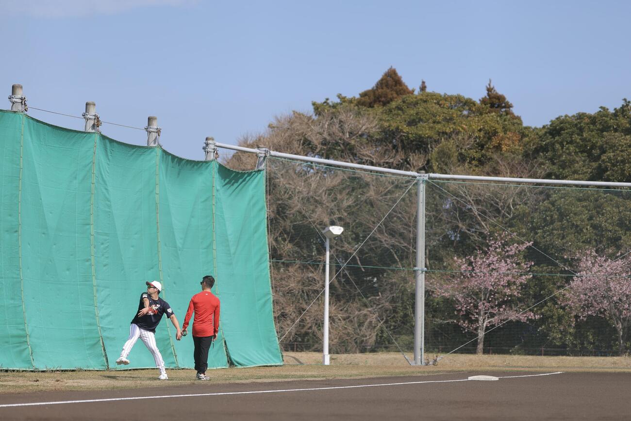 調整する菊池（左）（撮影・河田真司）