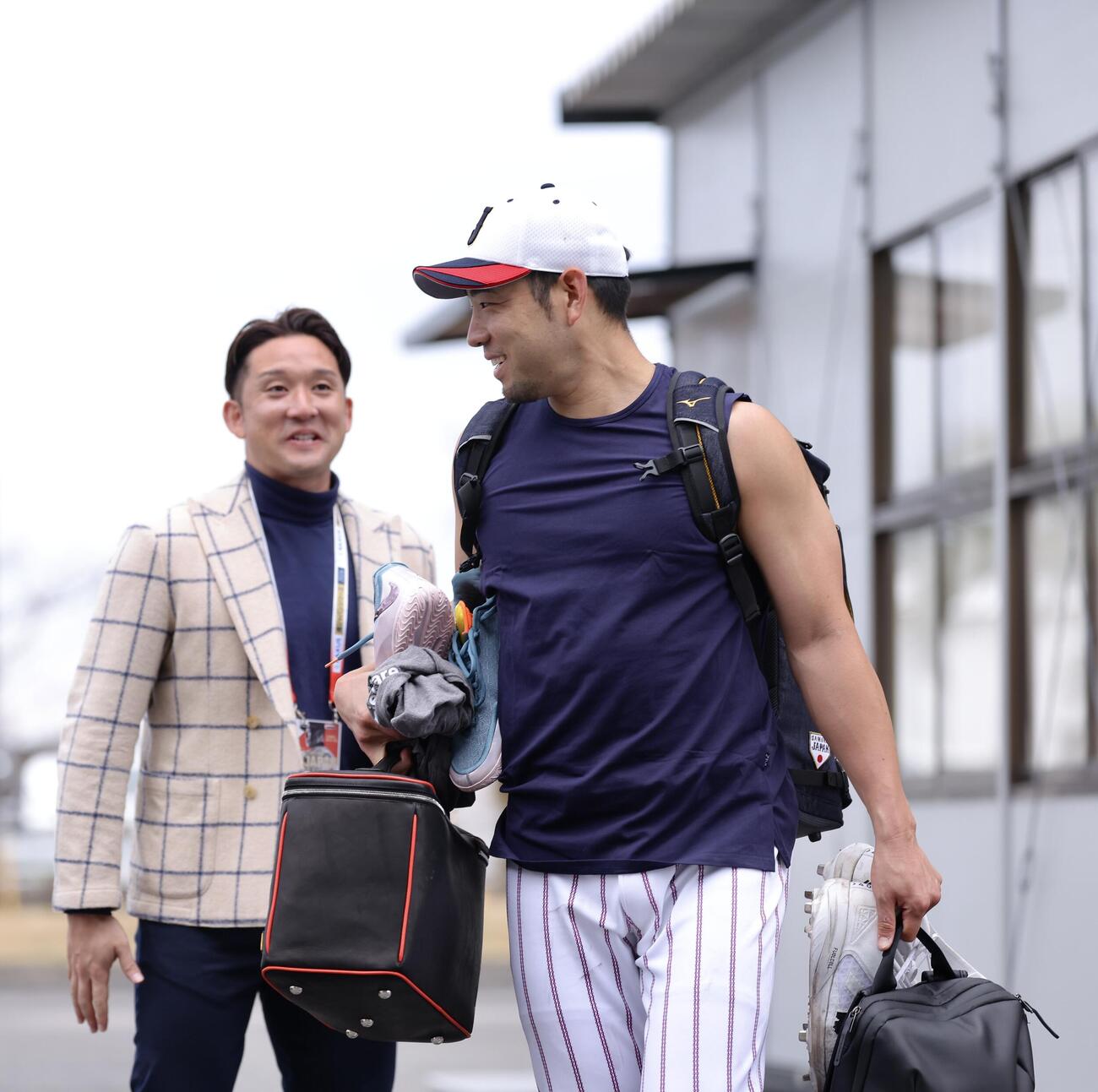杉谷氏（左）と言葉を交わす菊池（撮影・河田真司）