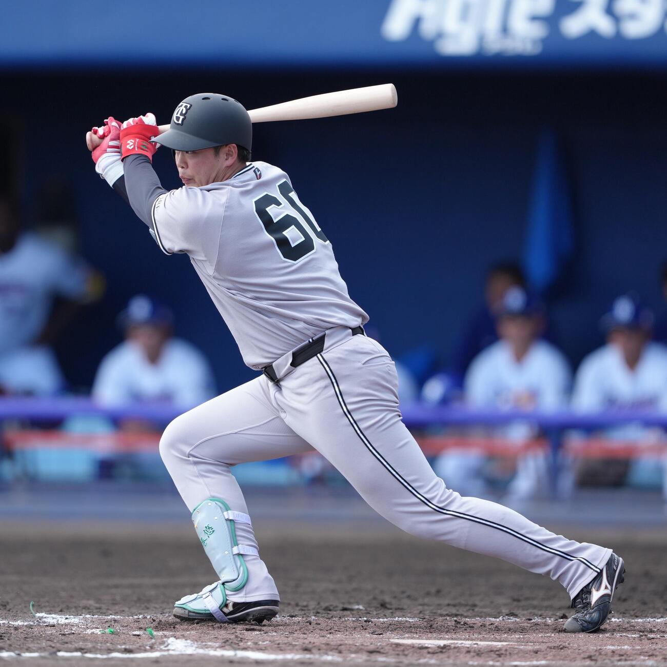 中日対巨人　2回表巨人2死二塁、荒牧は先制適時打を放つ（撮影・足立雅史）