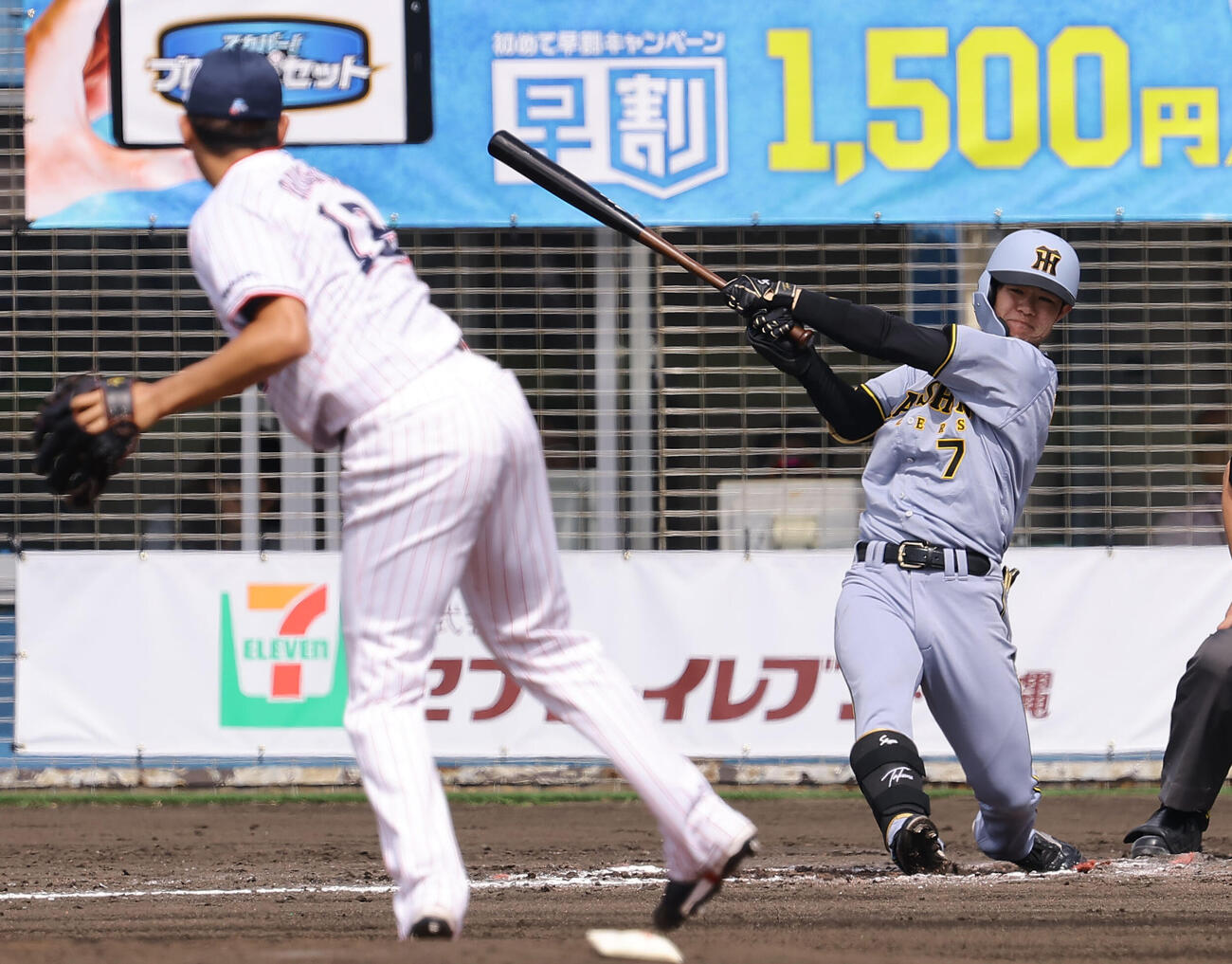 ヤクルト対阪神　3回表阪神1死二塁、中野は適時二塁打を放つ（撮影・上田博志）