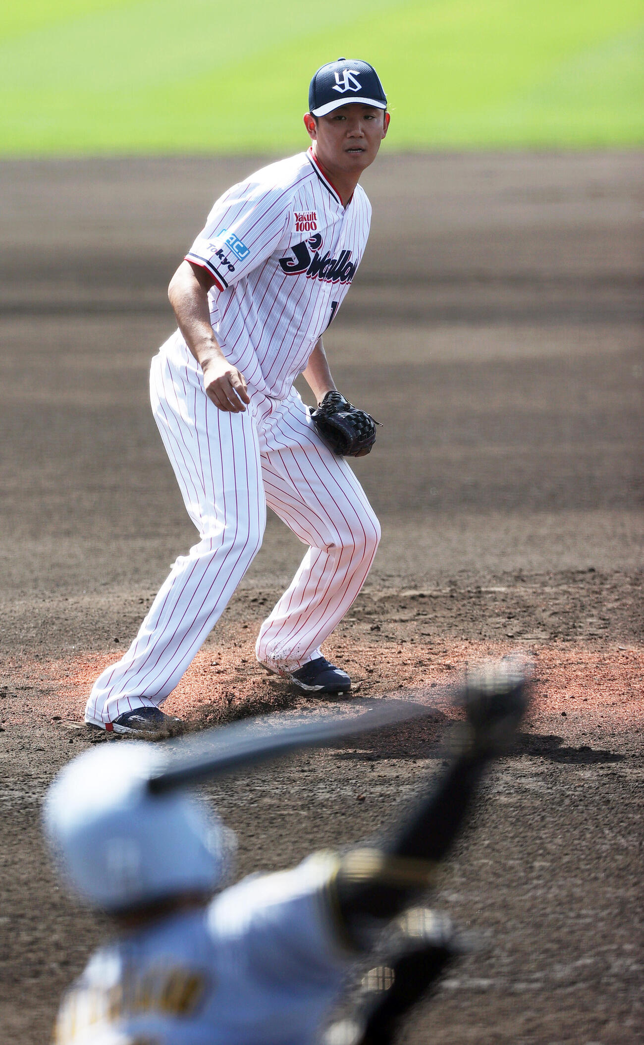 オープン戦　ヤクルト対阪神　1回表阪神無死一塁、奥川は中野を空振り三振に仕留める（撮影・上山淳一）