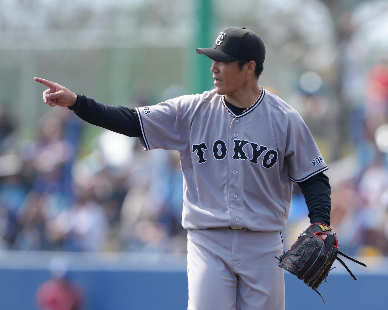 中日対巨人　2回無安打の好投を見せベンチに戻る巨人則本（撮影・足立雅史）