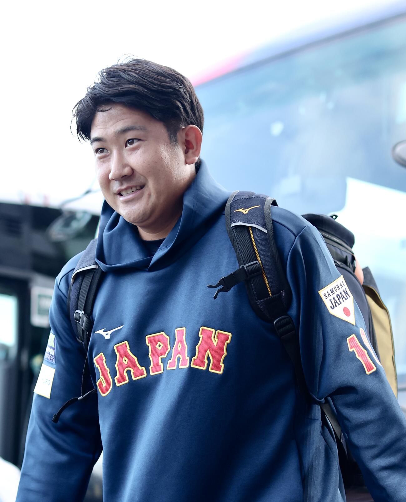 スタジアム入りする菅野（撮影・河田真司）