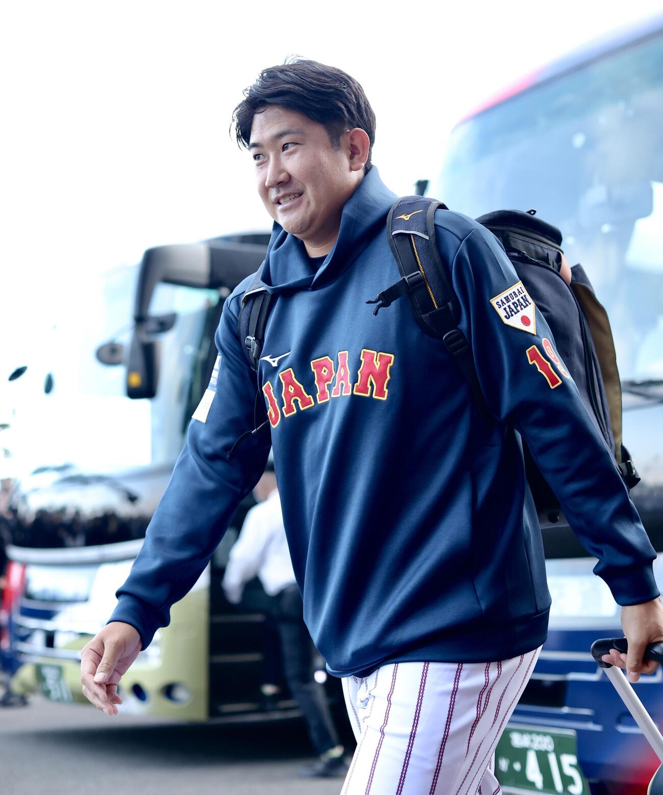 スタジアム入りする菅野（撮影・河田真司）