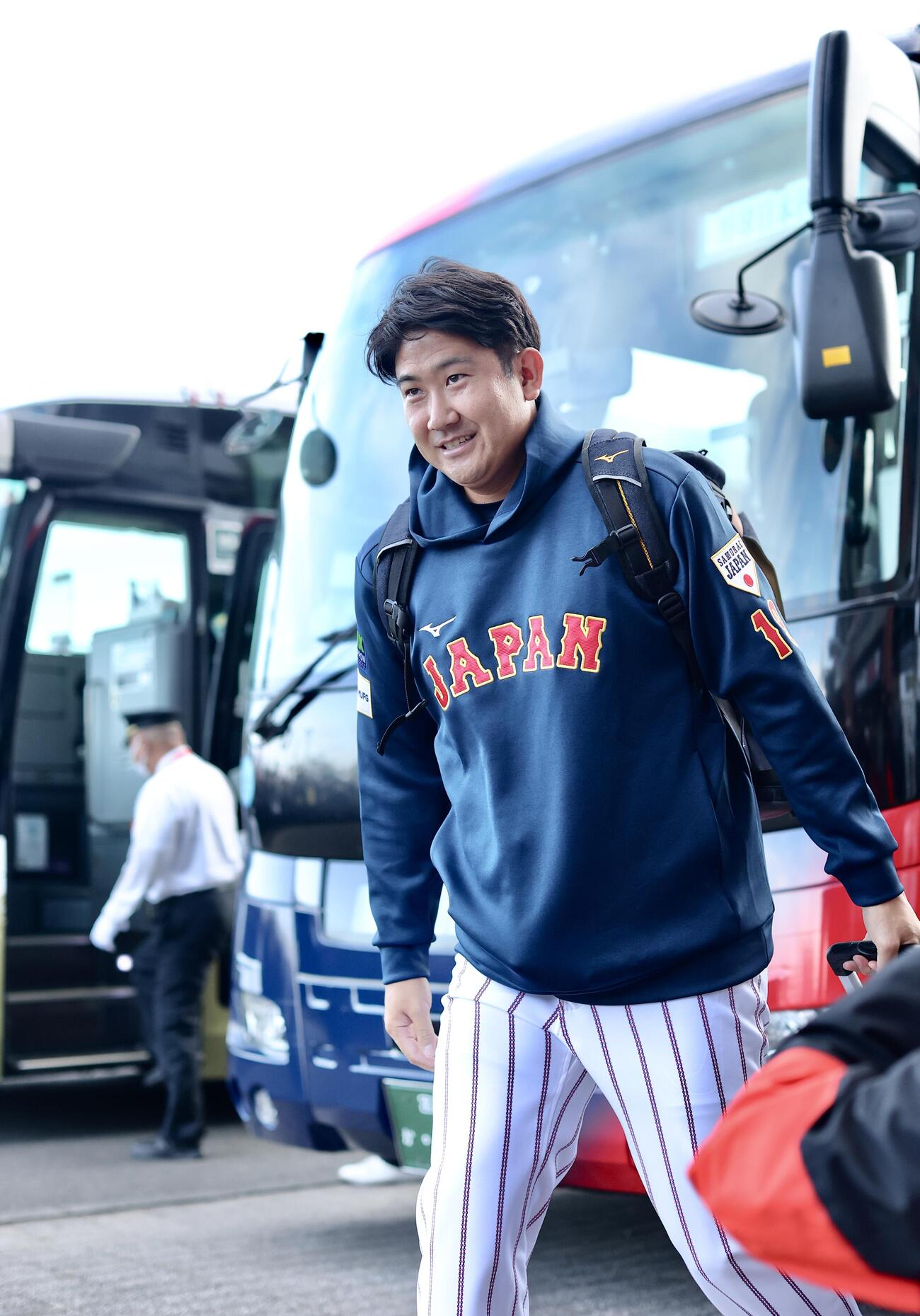 スタジアム入りする菅野（撮影・河田真司）