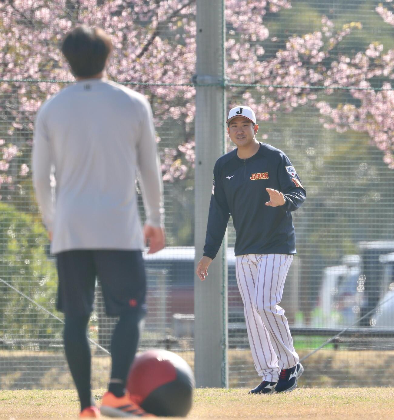 大勢（手前）と言葉を交わす菅野（撮影・河田真司）
