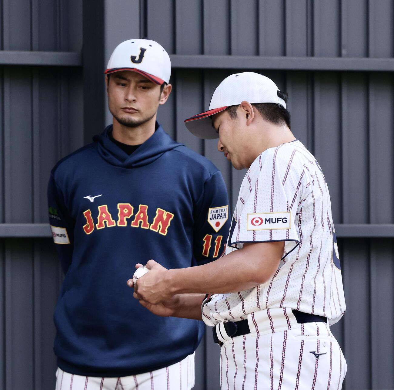 アドバイザーのダルビッシュ（左）と言葉を交わす菅野（撮影・河田真司）