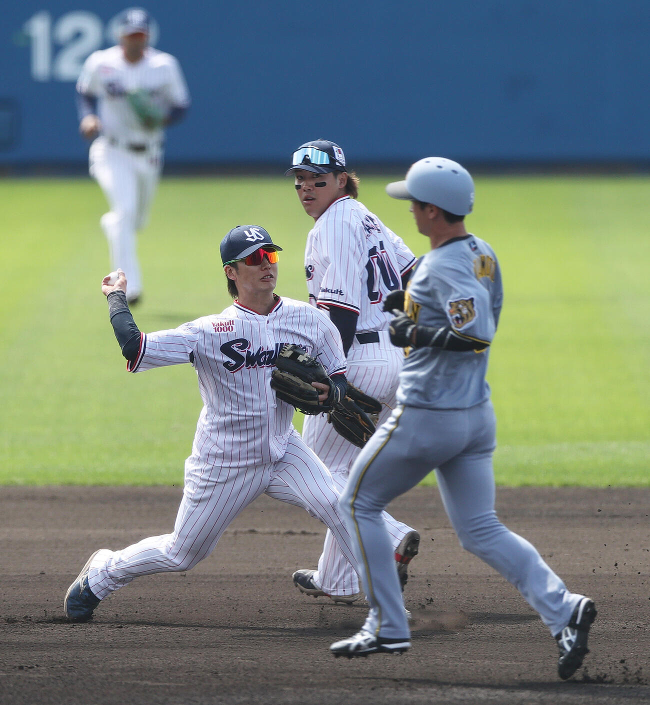 オープン戦　ヤクルト対阪神　1回表阪神1死一塁、遊撃手長岡（左）は高寺の二ゴロで併殺を奪う（撮影・上山淳一）