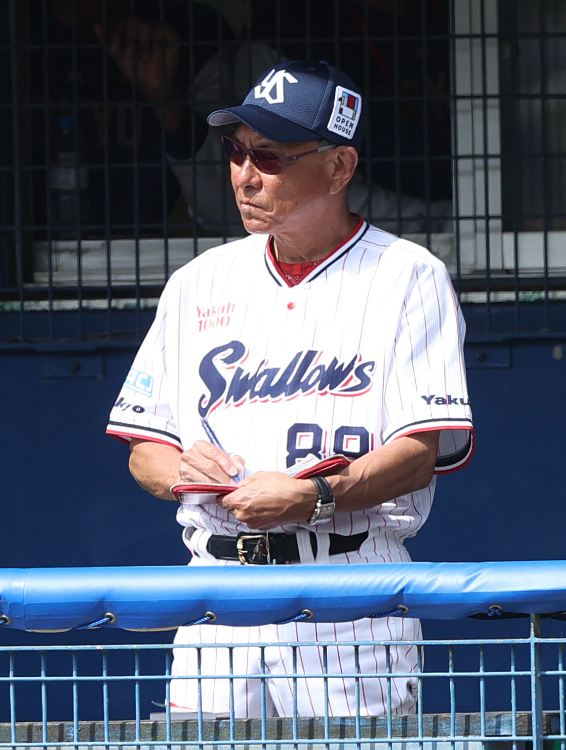 オープン戦　ヤクルト対阪神　ベンチでメモを取るヤクルト池山監督（撮影・上山淳