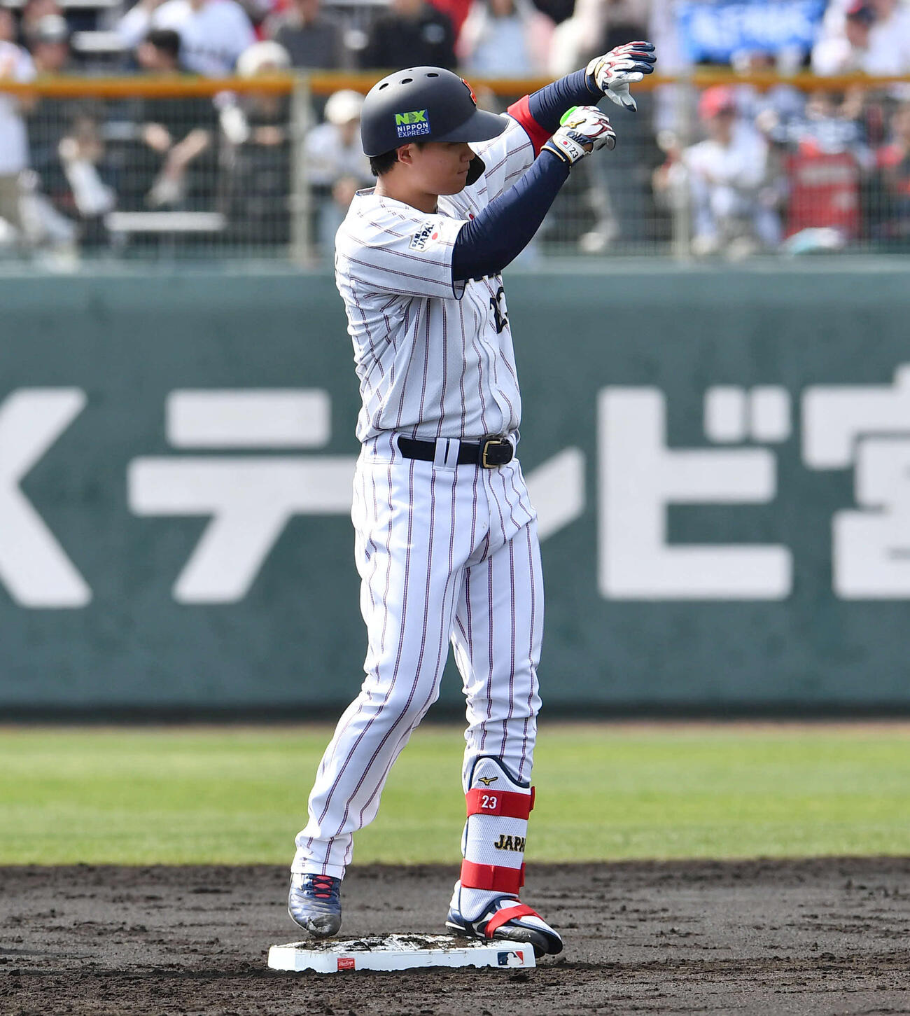 日本対ソフトバンク　1回裏日本無死満塁、勝ち越しの左越え2点適時二塁打を放ち、ベンチに向かってポーズをとる森下（撮影・岩下翔太）