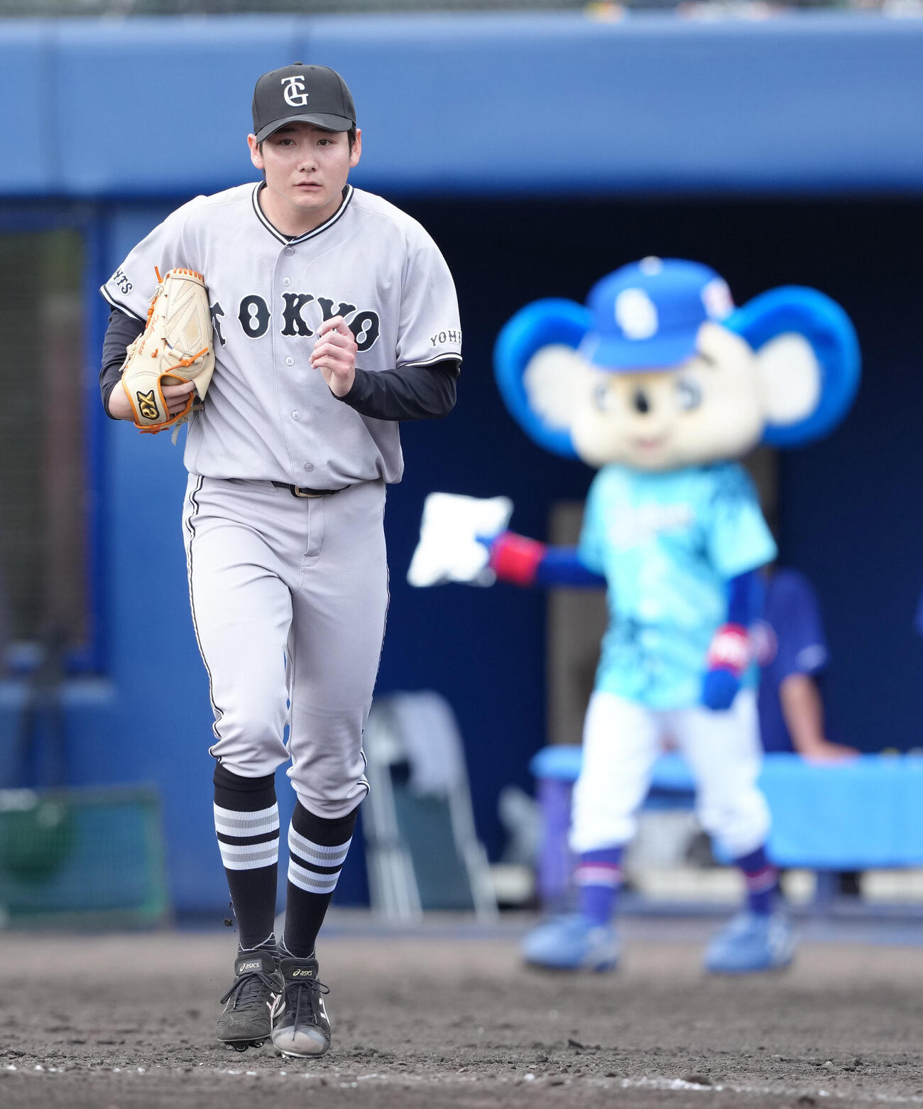 中日対巨人　8回裏中日の攻撃を3者凡退に抑えた巨人竹丸。後方はドアラ（撮影・足立雅史）