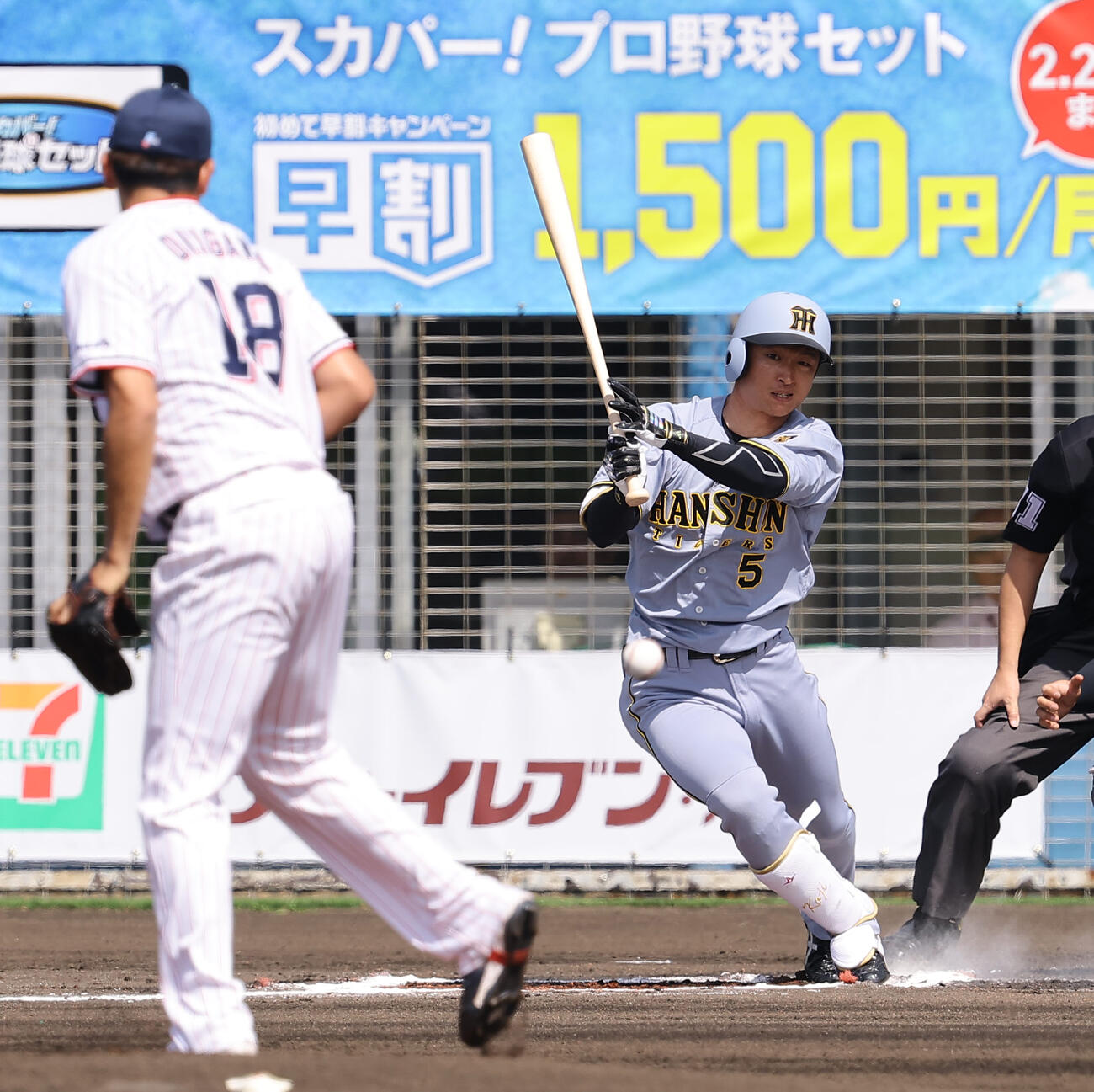 ヤクルト対阪神　1回表阪神無死、近本は内野安打を放つ（撮影・上田博志）