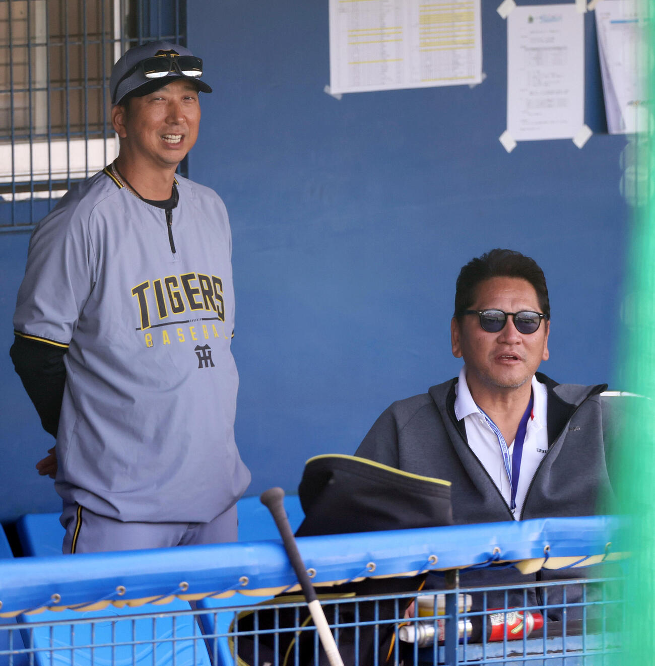 オープン戦　ヤクルト対阪神　試合前、佐々木氏（右）と笑顔で話す阪神藤川監督（撮影・上山淳一）