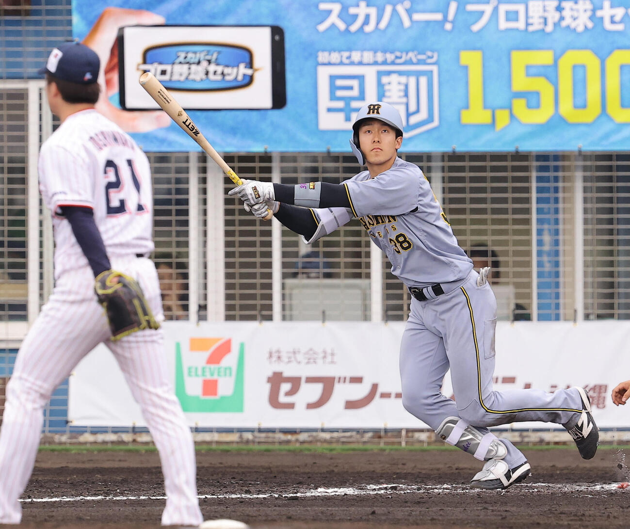 ヤクルト対阪神　7回表阪神1死一、三塁、小幡は中越えに2点適時三塁打を放つ（撮影・上田博志）