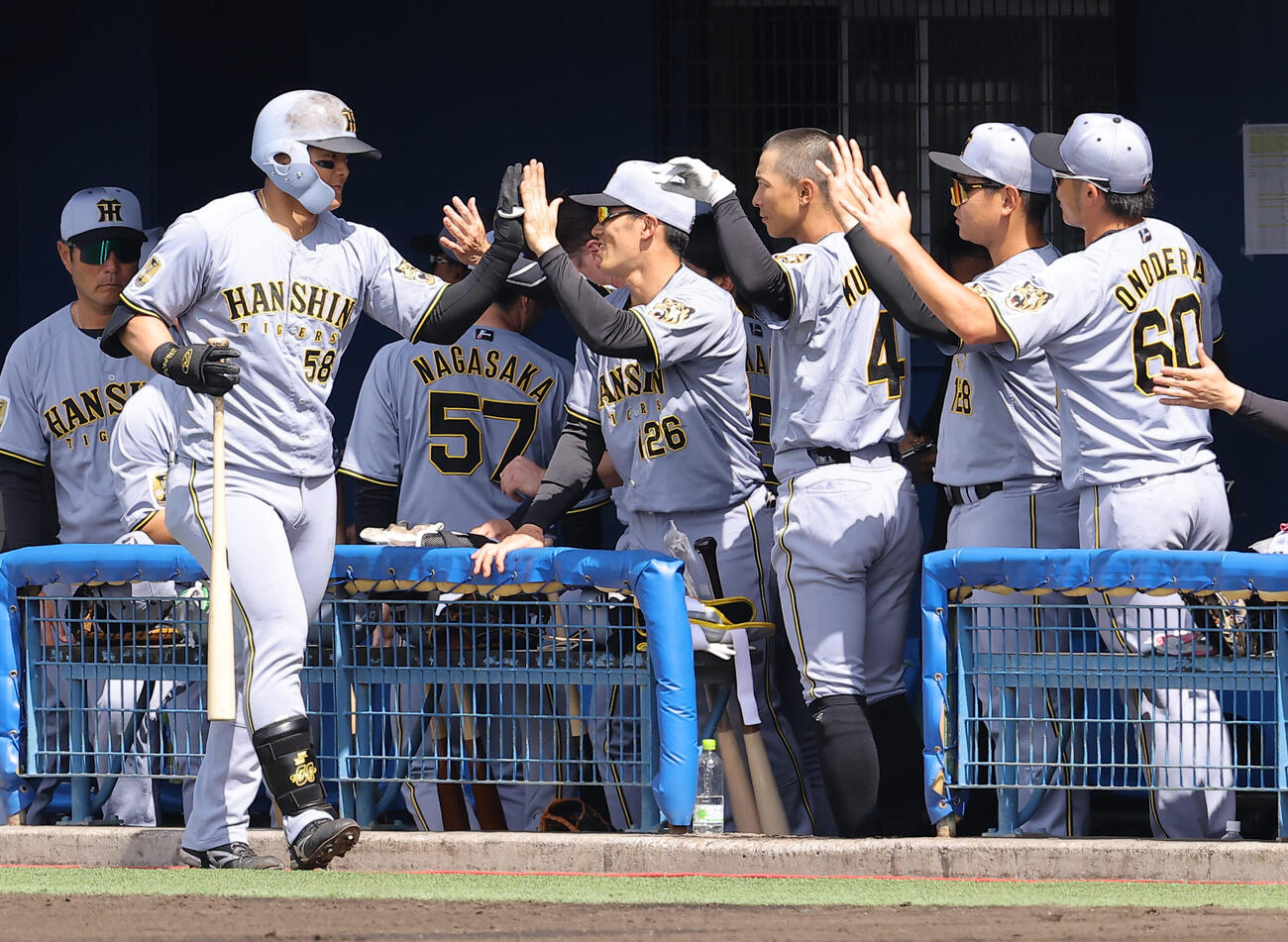 ヤクルト対阪神　2回表阪神1死、先制ソロ本塁打を放った前川はナインとハイタッチをする（撮影・上田博志）