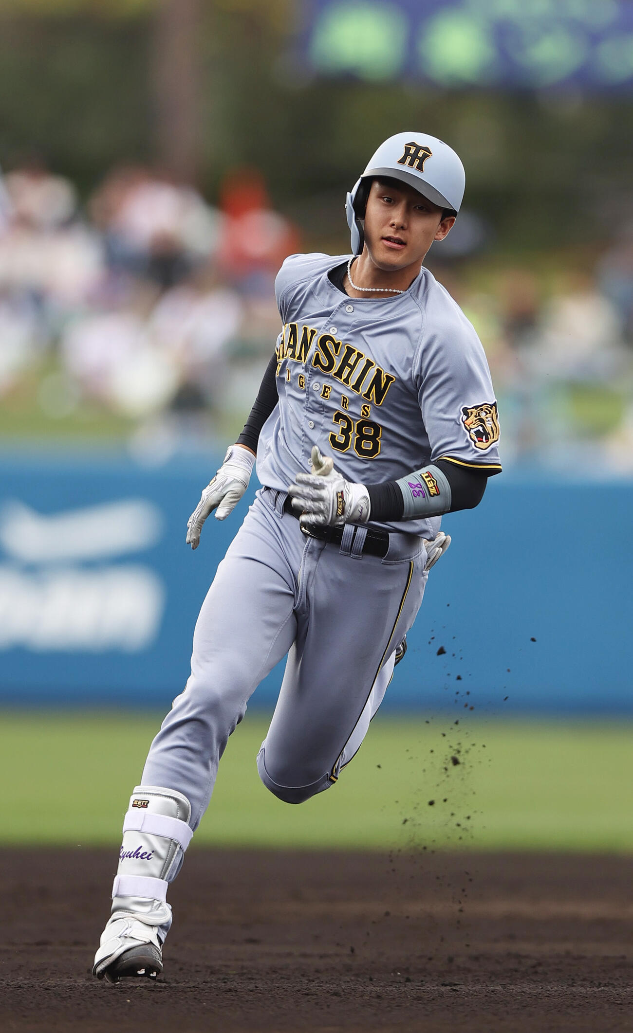 オープン戦　ヤクルト対阪神　7回表阪神1死一、三塁、小幡は中2点適時三塁打を放ち三塁に向かう（撮影・上山淳一）