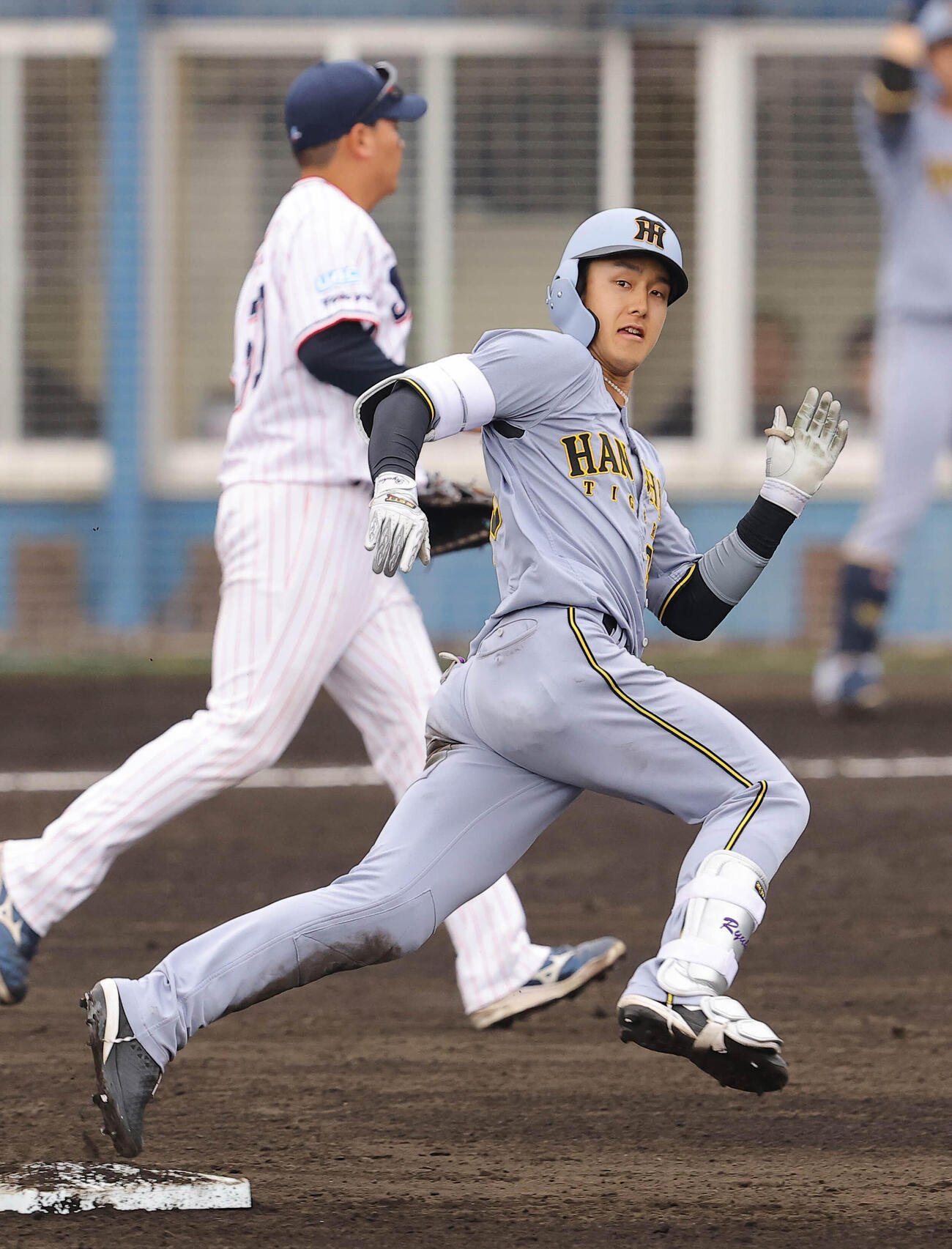 ヤクルト対阪神　7回表阪神1死一、三塁、小幡は中越えに2点適時三塁打を放つ（撮影・上田博志）