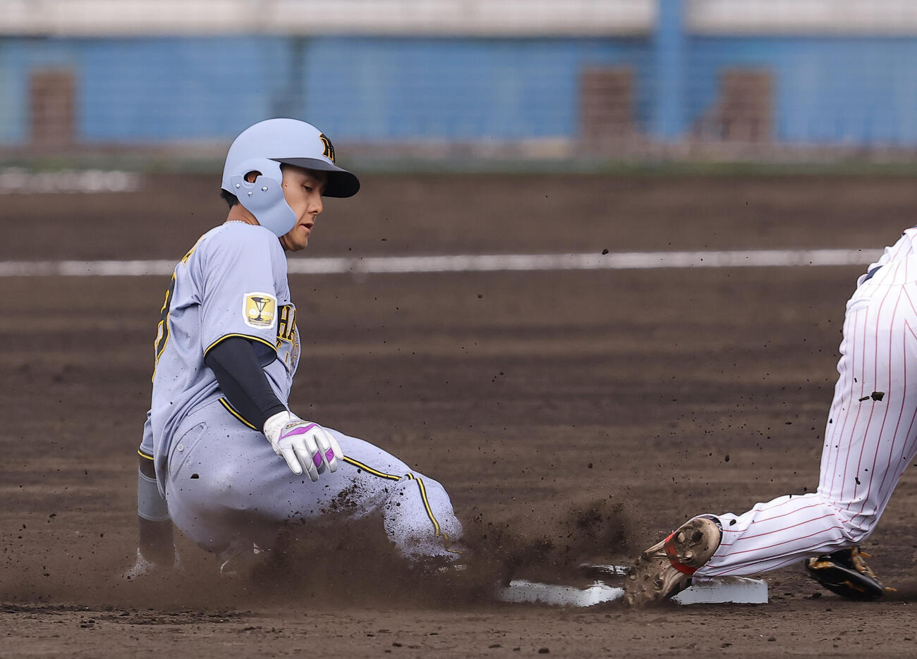 ヤクルト対阪神　4回表阪神1死一塁、小幡は二盗を決める（撮影・上田博志）