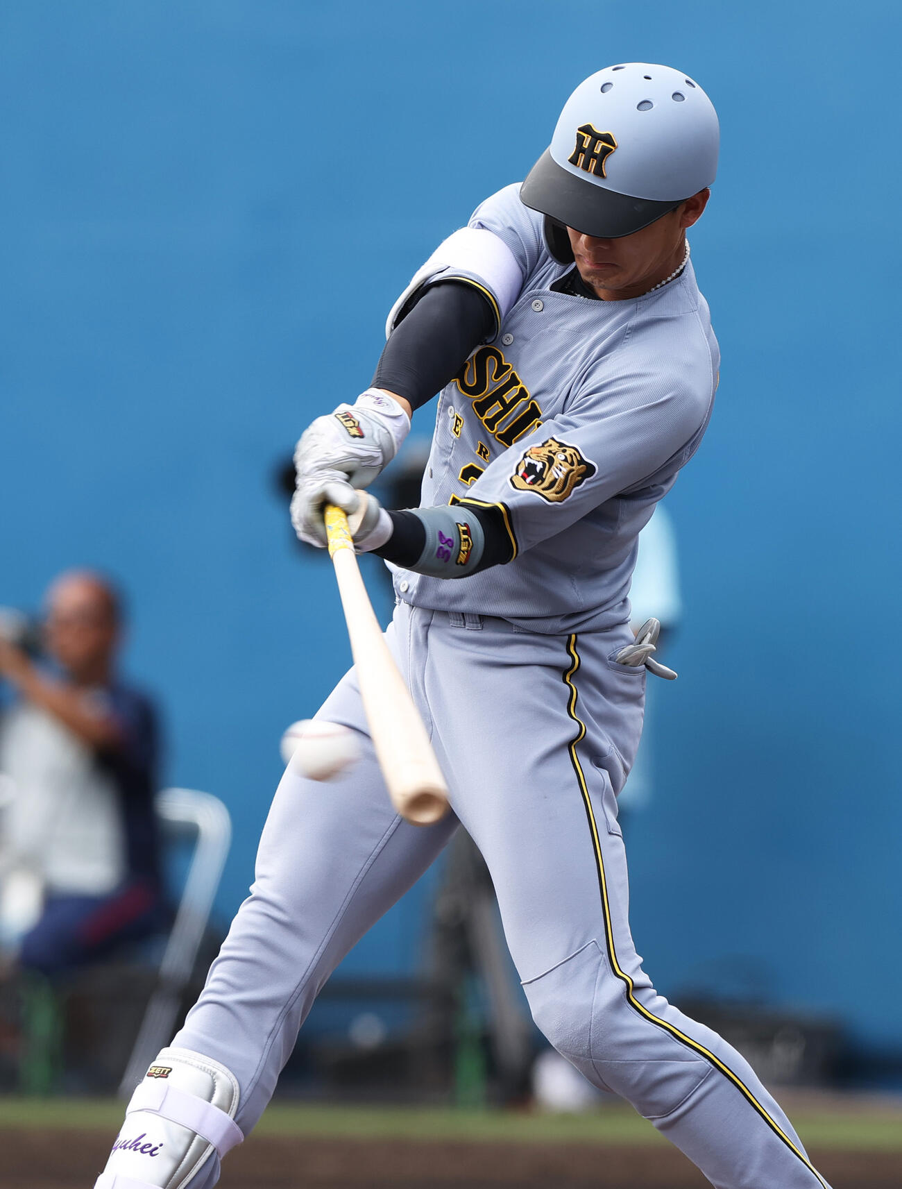 オープン戦　ヤクルト対阪神　4回表阪神1死、小幡は左前打を放つ（撮影・上山淳一）