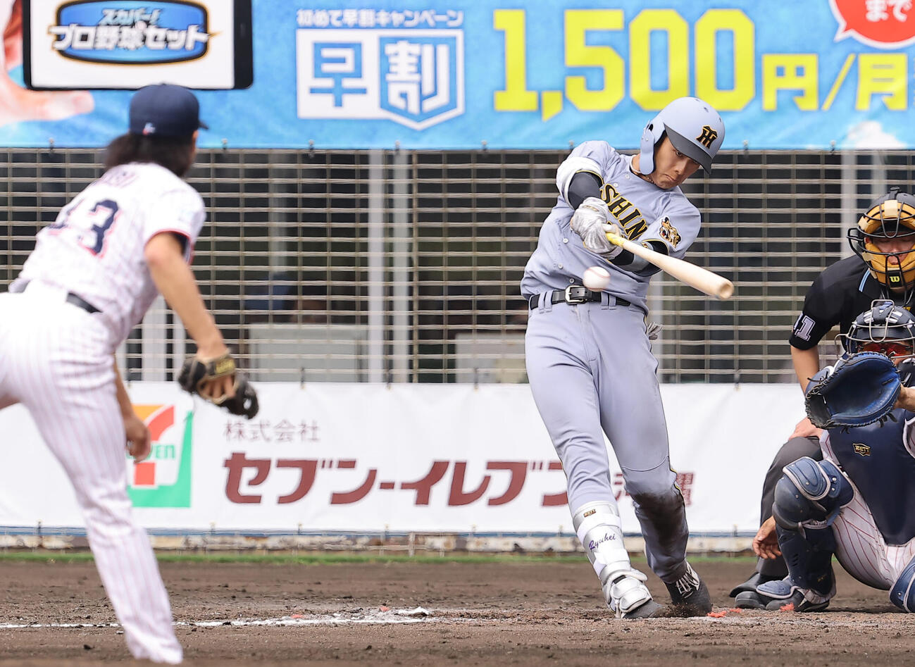 ヤクルト対阪神　5回表阪神12死一、二塁、小幡は適時打を放つ（撮影・上田博志）