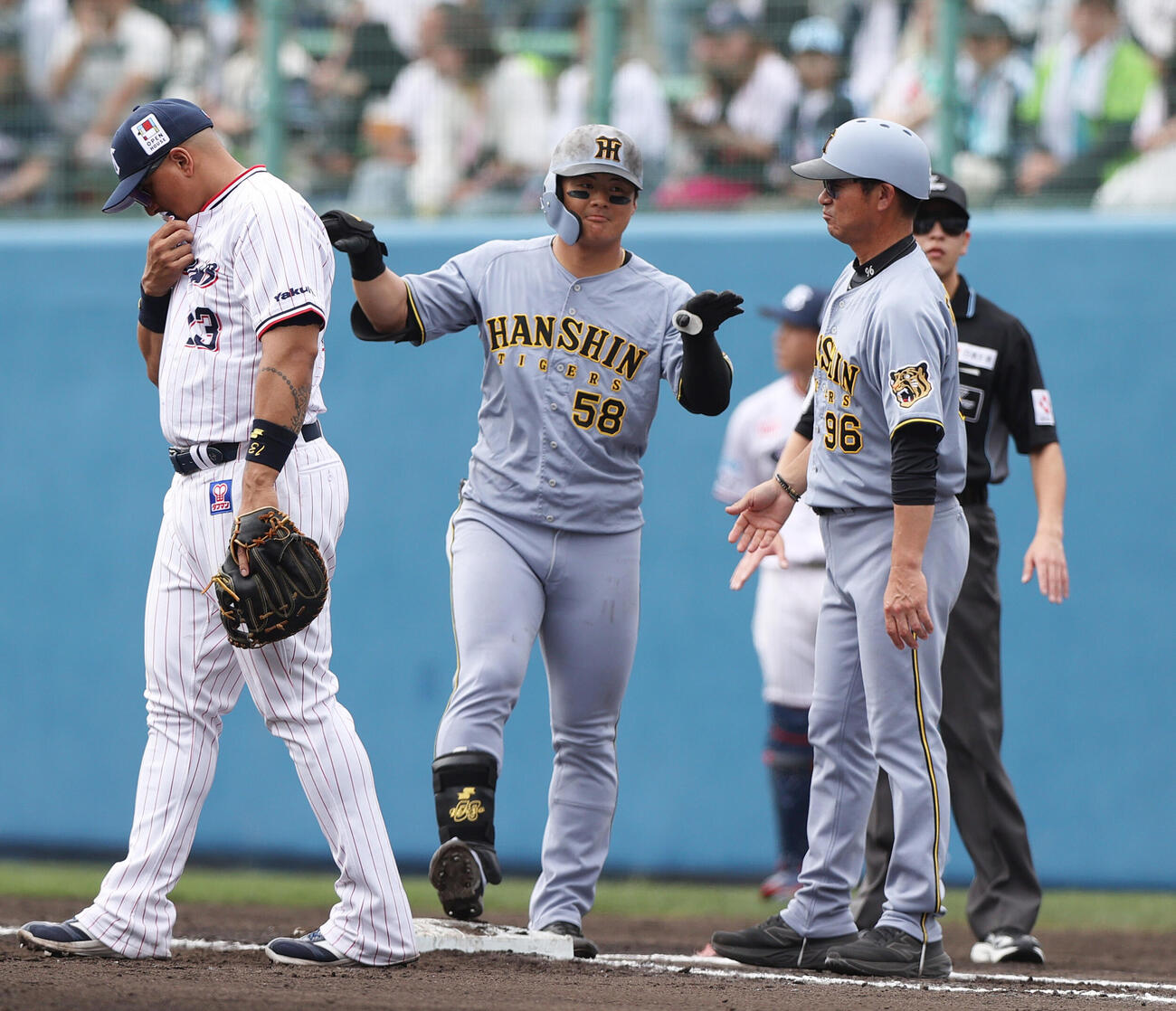 オープン戦　ヤクルト対阪神　5回表阪神1死一、三塁、前川（中央）は中前適時打を放ち一塁でカモメポーズする（撮影・上山淳一）