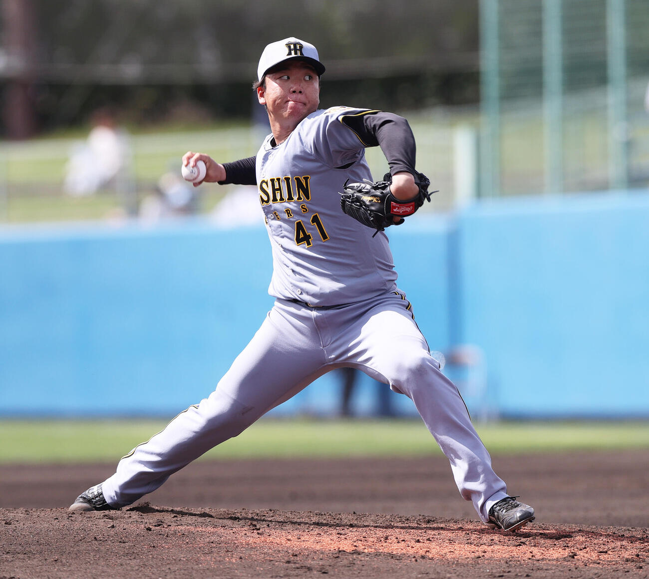 オープン戦　ヤクルト対阪神　2回表、力投する阪神村上（撮影・上山淳一）