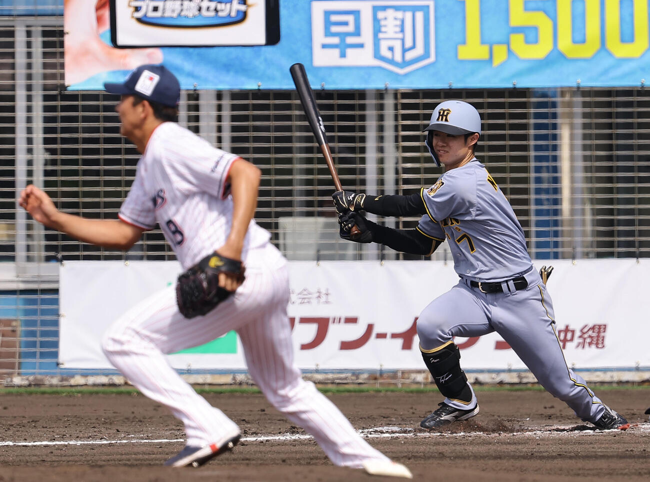 ヤクルト対阪神　3回表阪神1死二塁、中野は適時二塁打を放つ（撮影・上田博志）