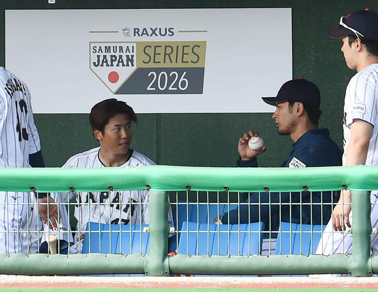 日本対ソフトバンク　1回表終了後、ベンチでダルビッシュ（右）からアドバイスを受ける曽谷（撮影・岩下翔太）