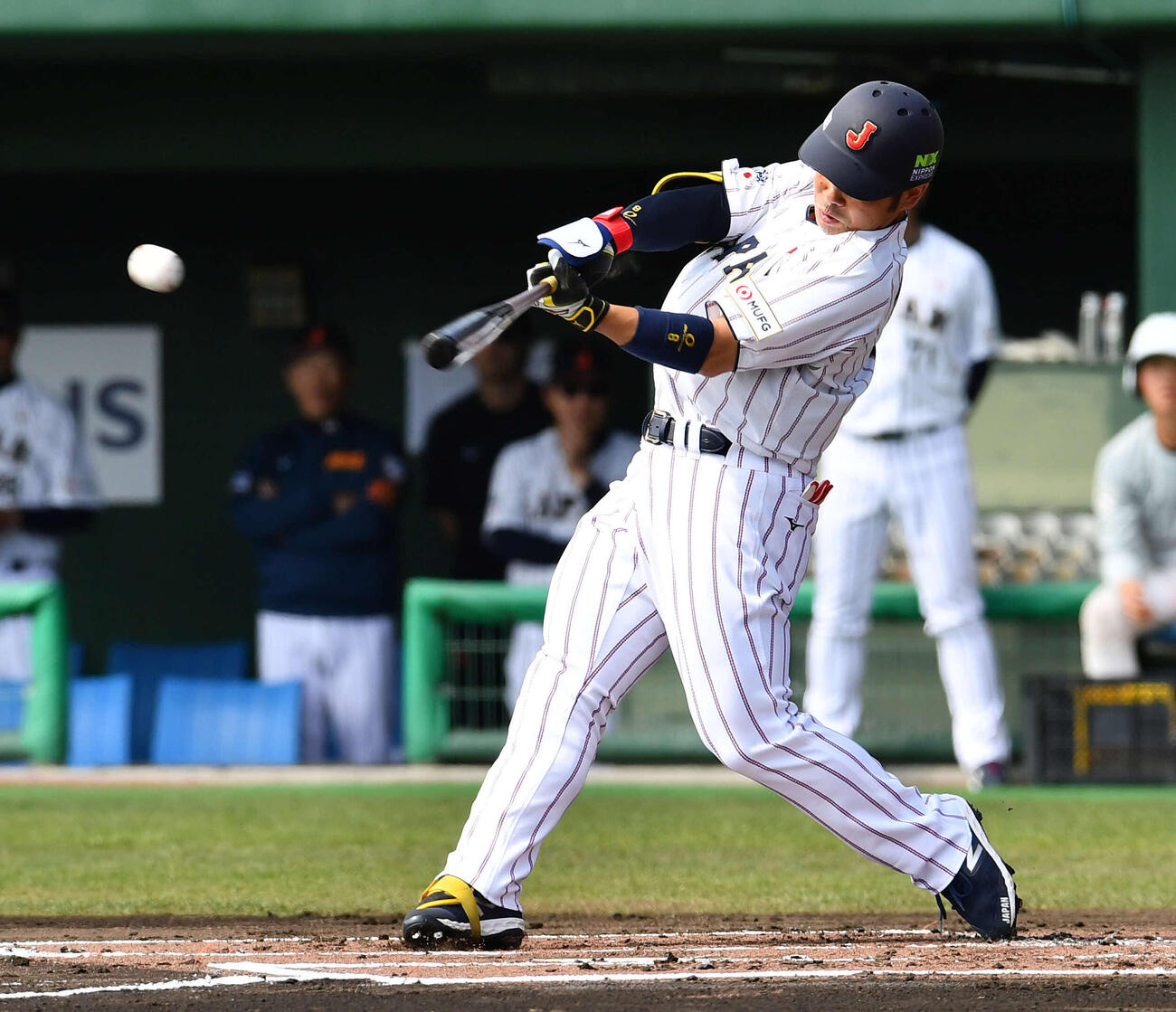 日本対ソフトバンク　1回裏日本無死、近藤は中前安打を放つ（撮影・岩下翔太）