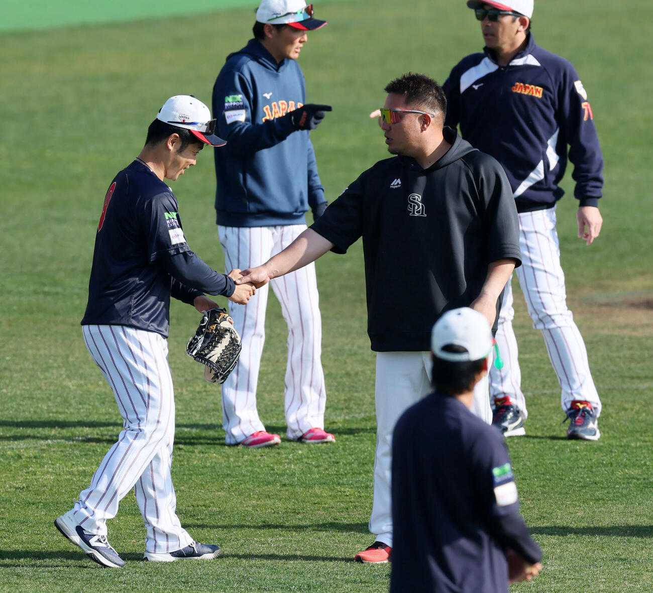 日本対ソフトバンク　侍ジャパン近藤（左）と握手するソフトバンク山川（撮影・加藤哉）