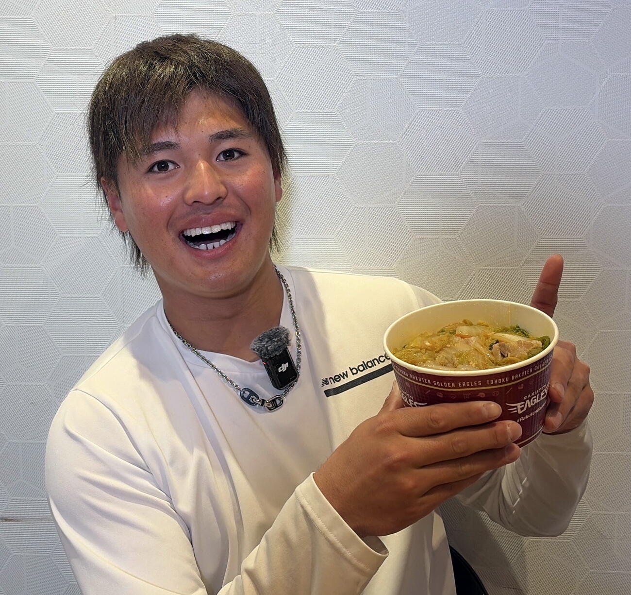 奈良スタミナラーメンをプロデュースした楽天黒川（楽天野球団提供）