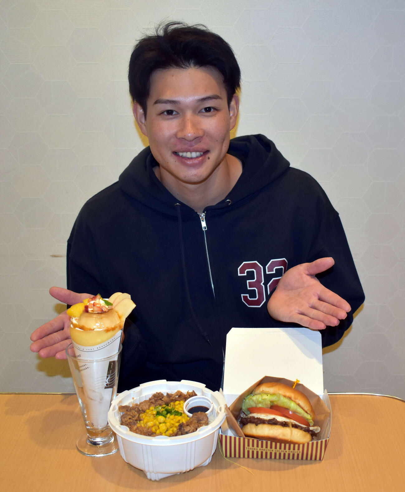 球場グルメを初プロデュースし笑顔の楽天中島（楽天野球団提供）