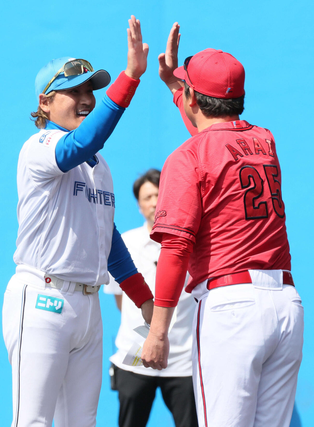 日本ハム対広島　メンバー表交換する日本ハム新庄監督と広島新井監督（撮影・加藤孝規）
