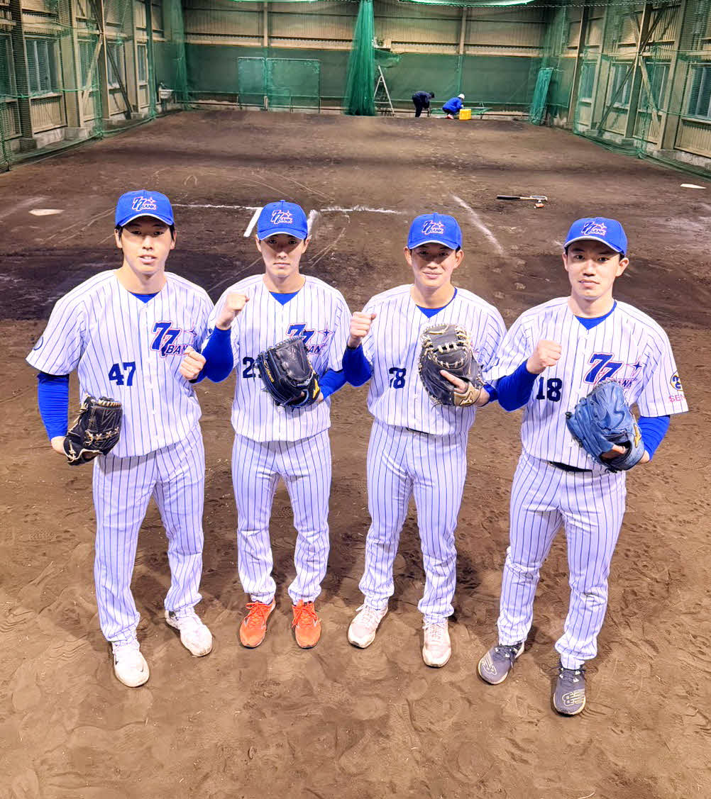 七十七銀行の新加入選手　ガッツポーズする左から安藤、本間、田村、丸山（撮影・木村有優）