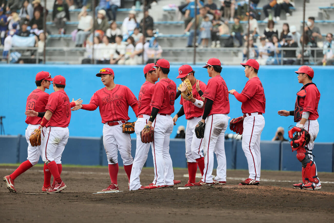 日本ハム対広島　日本ハムに快勝した広島ナイン（撮影・加藤孝規）
