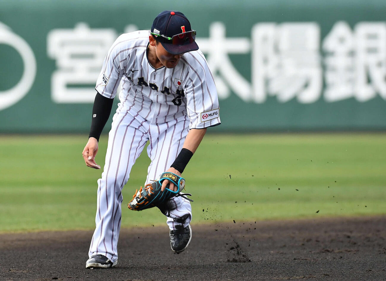 日本対ソフトバンク　3回表ソフトバンク1死一塁、山川の遊ゴロを捕球する源田（撮影・岩下翔太）