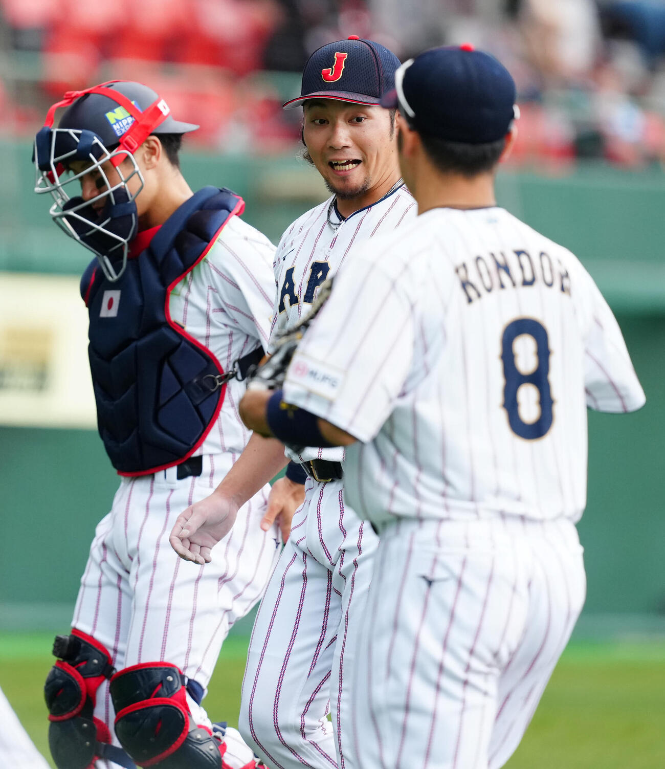 日本対ソフトバンク　3回表の登板を終え笑顔を見せる日本の伊藤（撮影・垰建太）